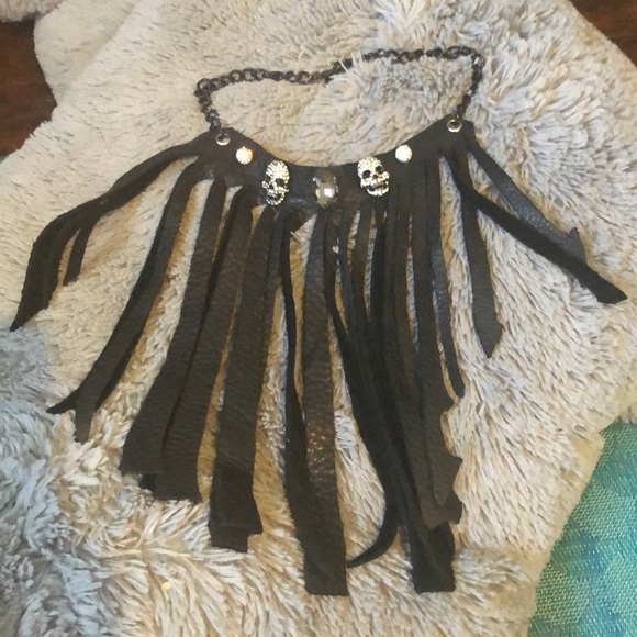 Leather fringe skull necklace - Picture 3 of 6